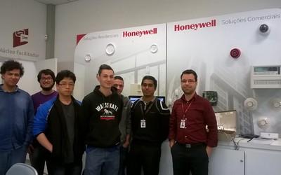 Alunos do Smart Campus participam de treinamento prático da HoneyWell